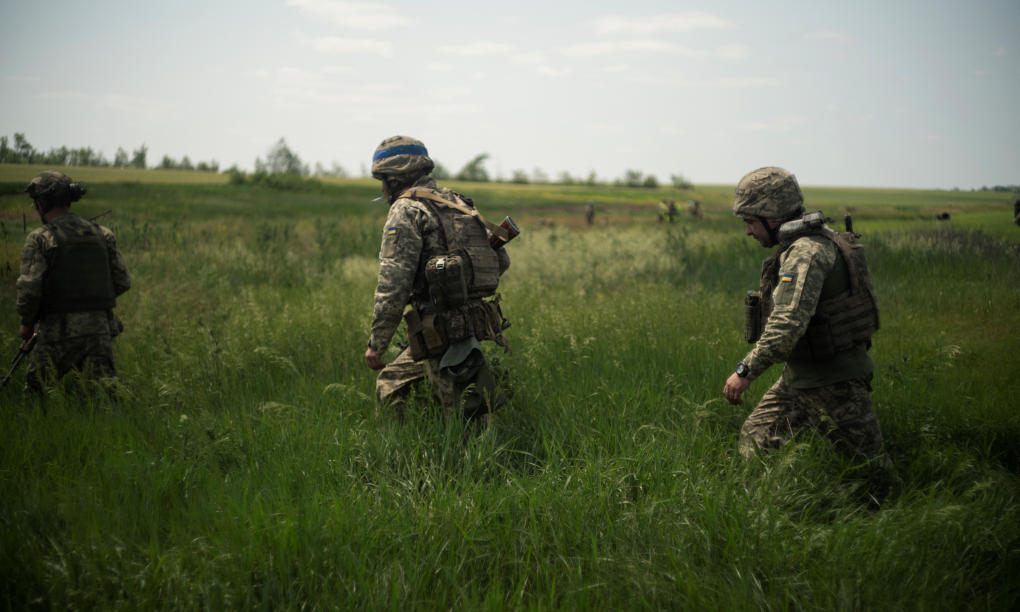 Binh sĩ thuộc Lữ đoàn Cơ giới Độc lập số 33 Ukraine tại vùng Donbass hôm 6/6. Ảnh: AFP