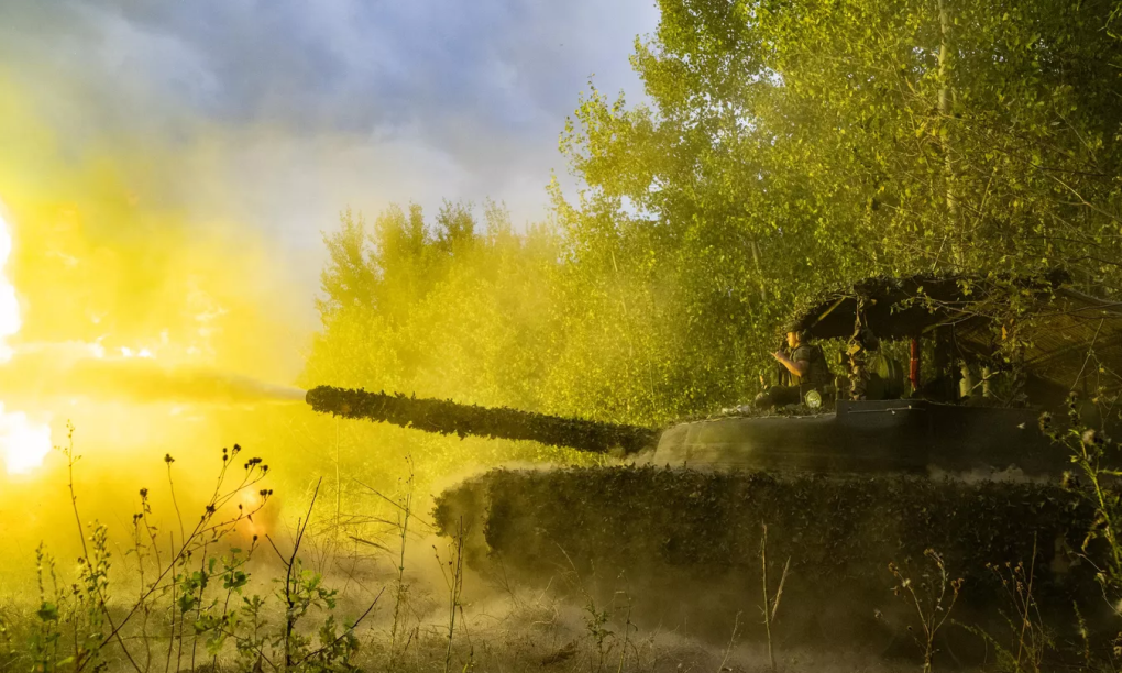 Xe tăng Nga khai hỏa vào lực lượng Ukraine tháng 9/2024. Ảnh: RIA Novosti