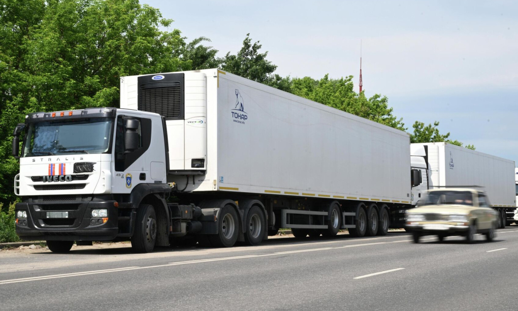 Xe chở thi thể binh sĩ Ukraine tập kết ở biên giới tỉnh Bryansk hôm nay. Ảnh: RIA Novosti