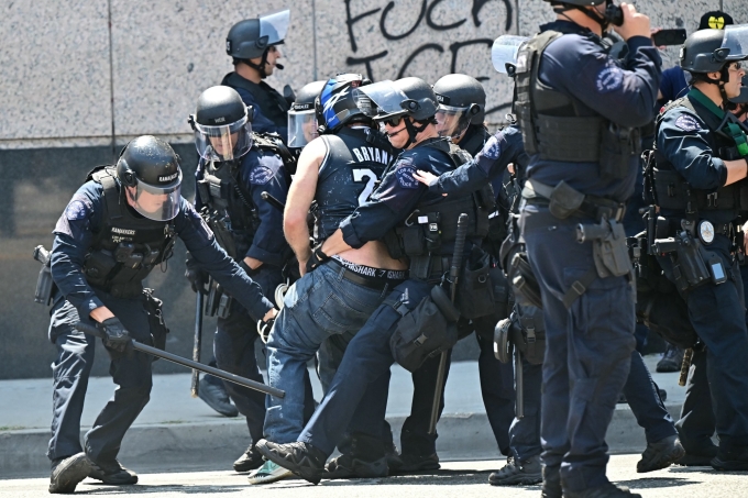 Lực lượng hành pháp đụng độ người biểu tình ở Los Angeles, California ngày 8/6. Ảnh: AFP