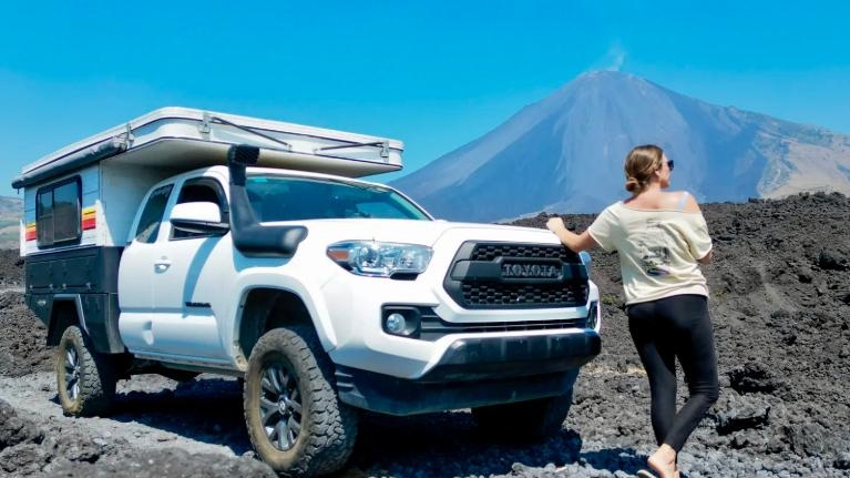 Ashley Kaye bên xe tải cô xem là nhà. Ảnh: Ashley Kaye