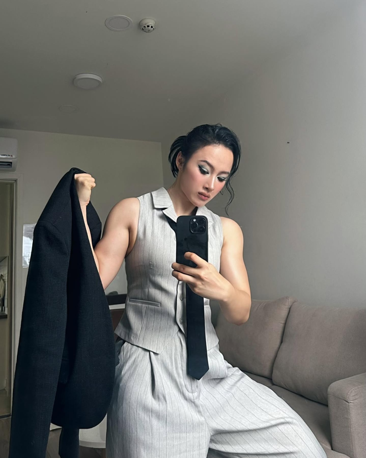 Tay vai cơ bắp sau gần 9 năm ăn chay, tập luyện của Angela Phương Trinh - 1