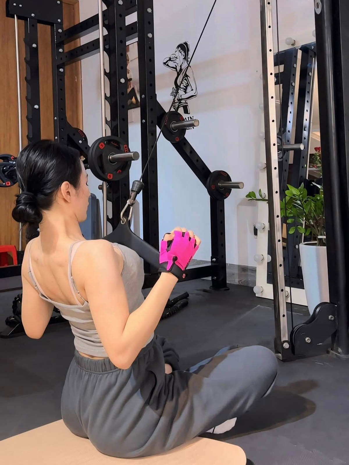 Tay vai cơ bắp sau gần 9 năm ăn chay, tập luyện của Angela Phương Trinh - 3