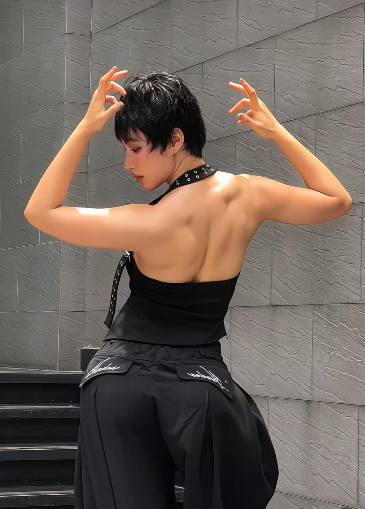 Tay vai cơ bắp sau gần 9 năm ăn chay, tập luyện của Angela Phương Trinh - 4