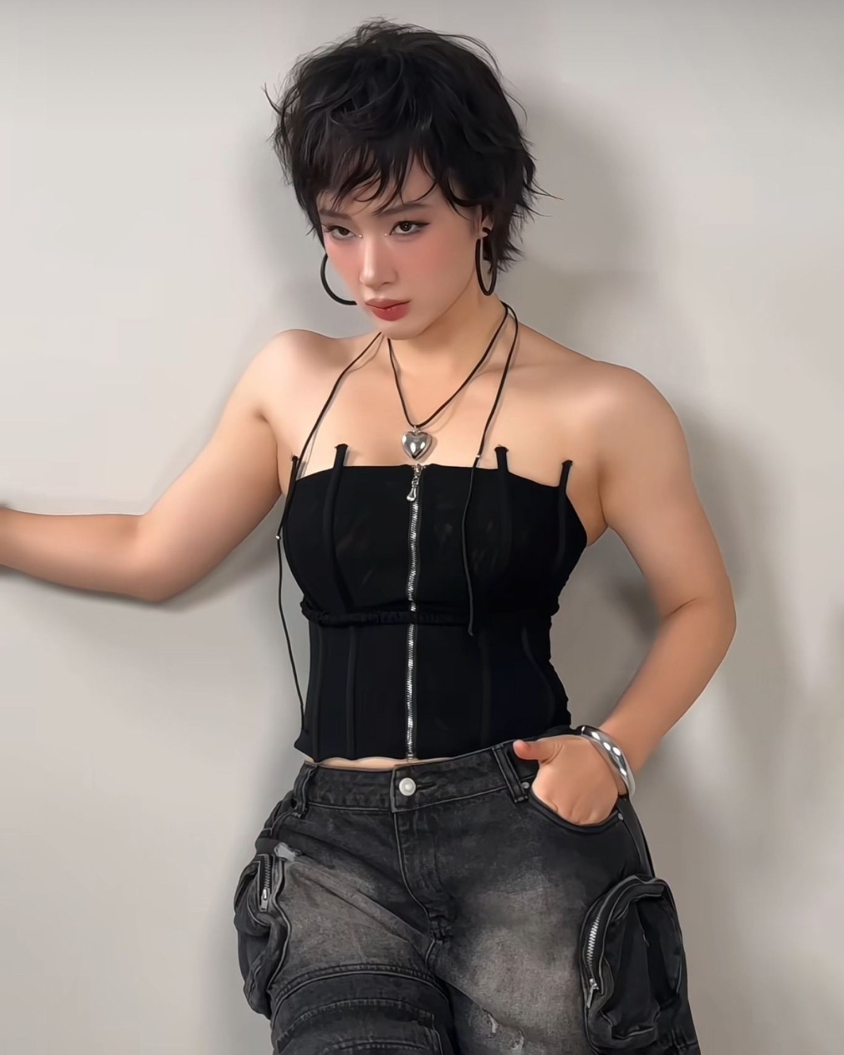 Tay vai cơ bắp sau gần 9 năm ăn chay, tập luyện của Angela Phương Trinh - 6