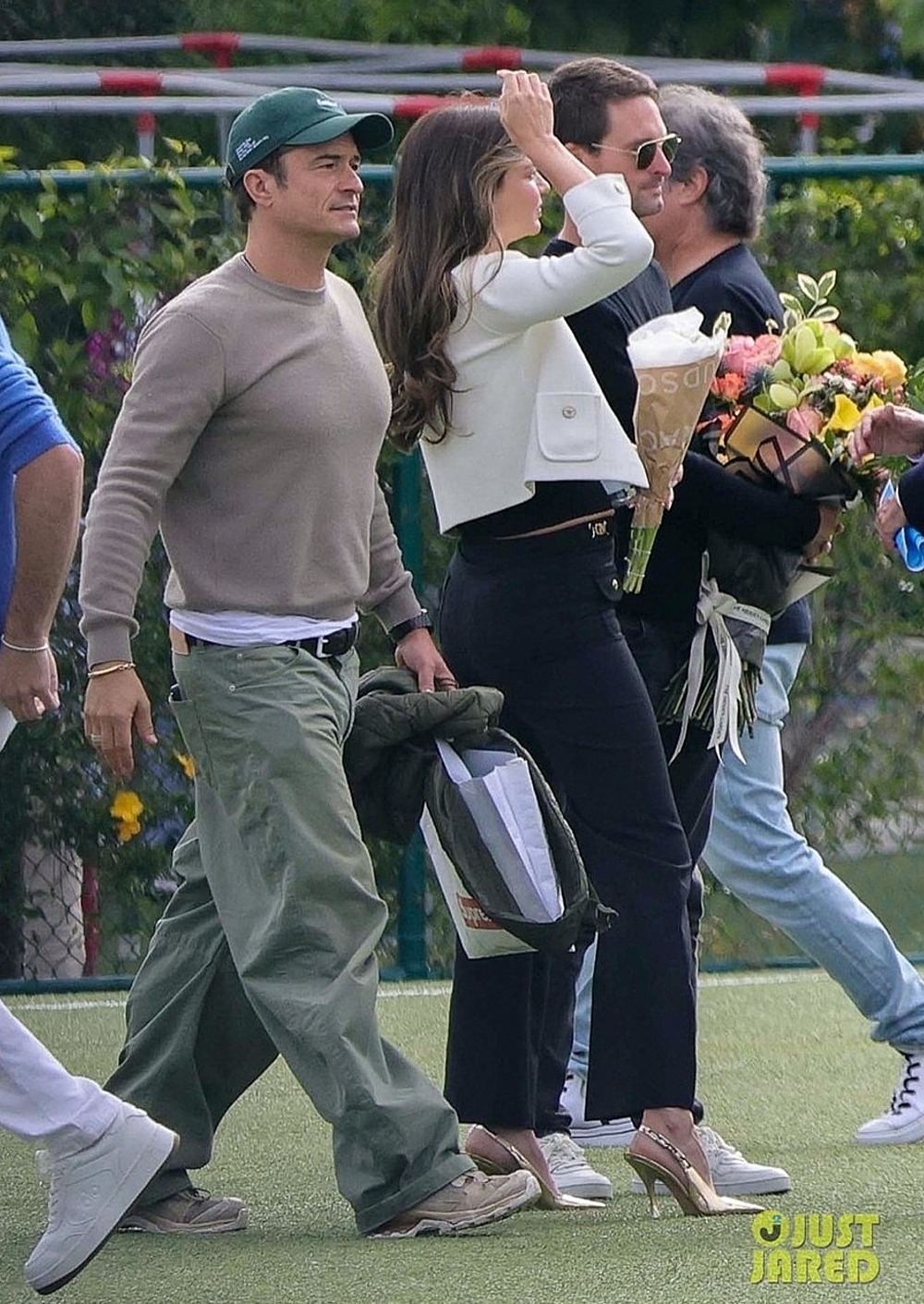 Miranda Kerr dự lễ tốt nghiệp của con trai cùng bạn đời - doanh nhân Evan Spiegel (trái) - và chồng cũ Orlando Bloom. Ảnh: Just Jared