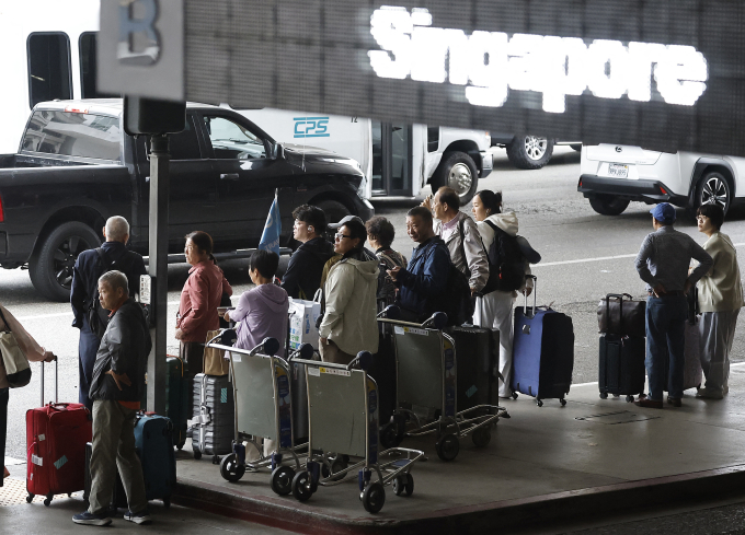 Hành khách tập trung bên ngoài sân bay quốc tế ở thành phố Los Angeles, bang California, Mỹ  ngày 6/6. Ảnh: AFP