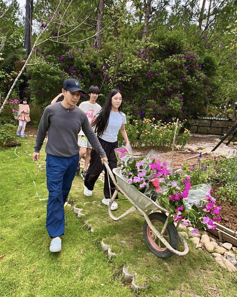 Cặp đôi muốn các con được trải nghiệm cuộc sống của trẻ em vùng nông thôn.