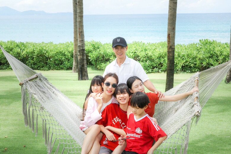 4 con của cặp đôi đều thừa hưởng nét đẹp và tài năng từ bố mẹ.