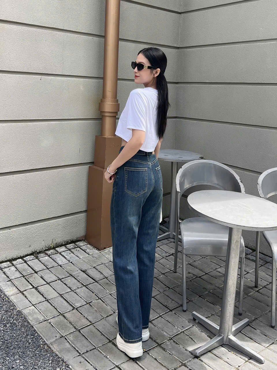 Quần jeans ống suông không chạy theo xu hướng, nhưng chính tính ứng dụng cao khiến bạn luôn muốn mặc lại.