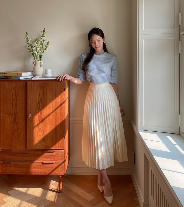 Bước đi trong chiếc váy này, bạn như đang viết nên một câu thơ nhẹ nhàng giữa dòng đời tấp nập.