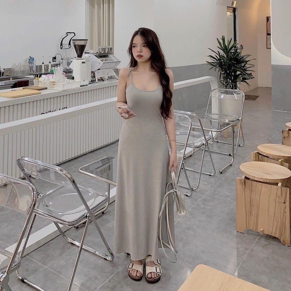 Một chiếc váy hai dây thanh lịch, duyên dáng không thể thiếu trong những ngày hè.