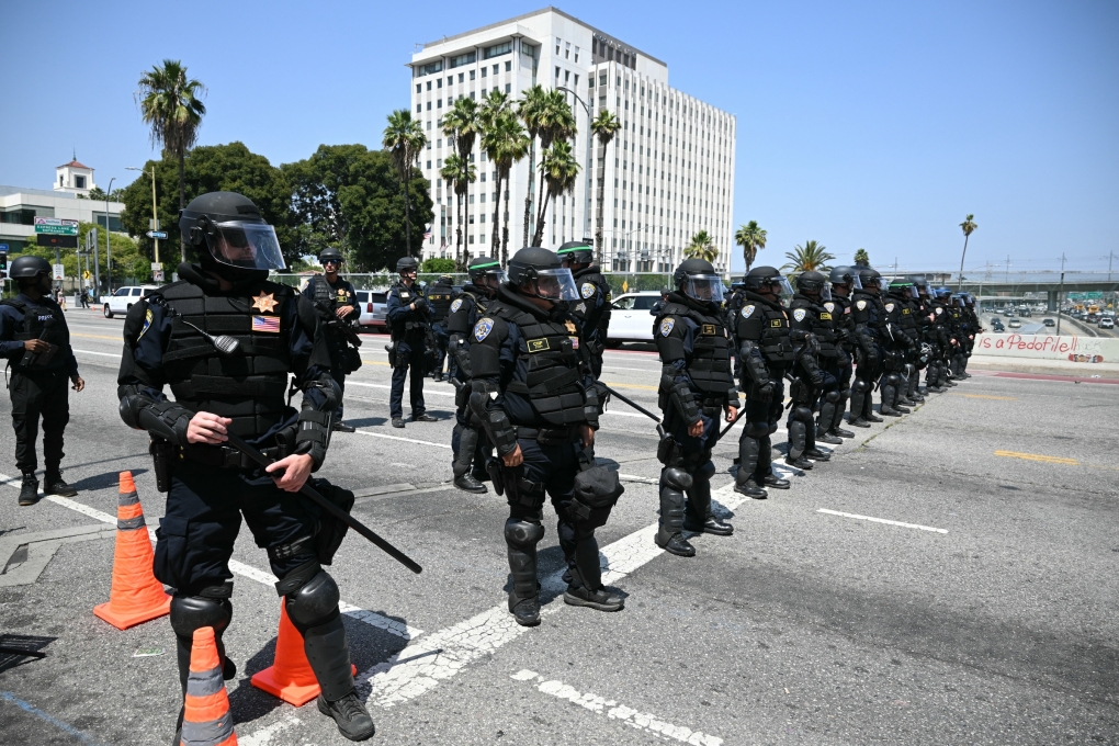 Cảnh sát đứng gác trên một tuyến đường ở trung tâm Los Angeles, bang California ngày 9/6. Ảnh: AFP