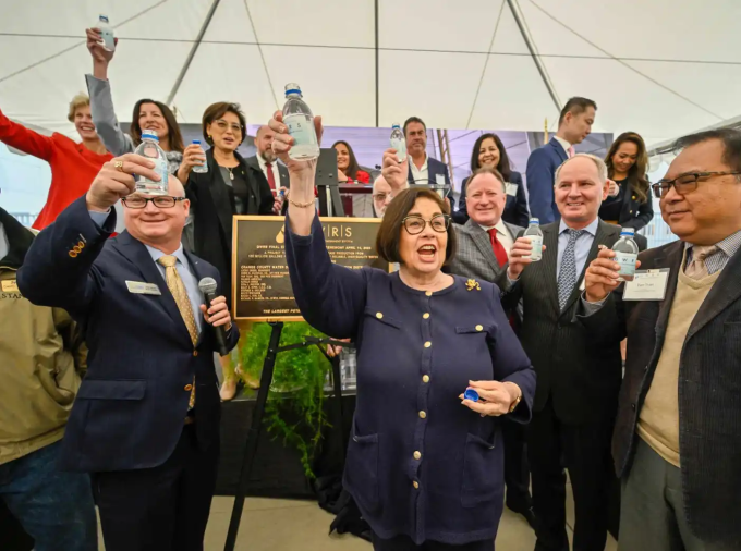 Cathy Green, Chủ tịch của Thủy cục quận Cam năm 2023-2024, ở giữa, cùng các viên chức khác uống nước tái chế tại Hệ thống Bổ sung Nước ngầm quận Cam, Fountain Valley, California, Mỹ, 14/4/2023. Ảnh: OC Register