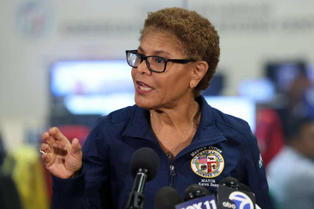 Thị trưởng Los Angeles Karen Bass họp báo ngày 9/6. Ảnh: Reuters