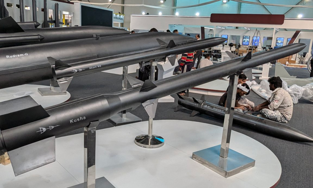 Mô hình tên lửa đánh chặn của tổ hợp phòng không thuộc Dự án Kusha tại triển lãm hàng không Ấn Độ  (Aero India) hồi tháng 2. Ảnh: X/72h00rsewa