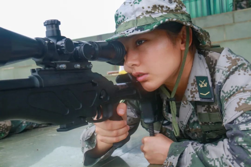 Xạ thủ bắn tỉa Buzainafu Yasenjiang của quân đội Trung Quốc. Ảnh: Weibo