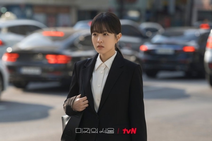 Park Bo Young trong phim Our Unwritten Seoul (2025). Ảnh: tvN