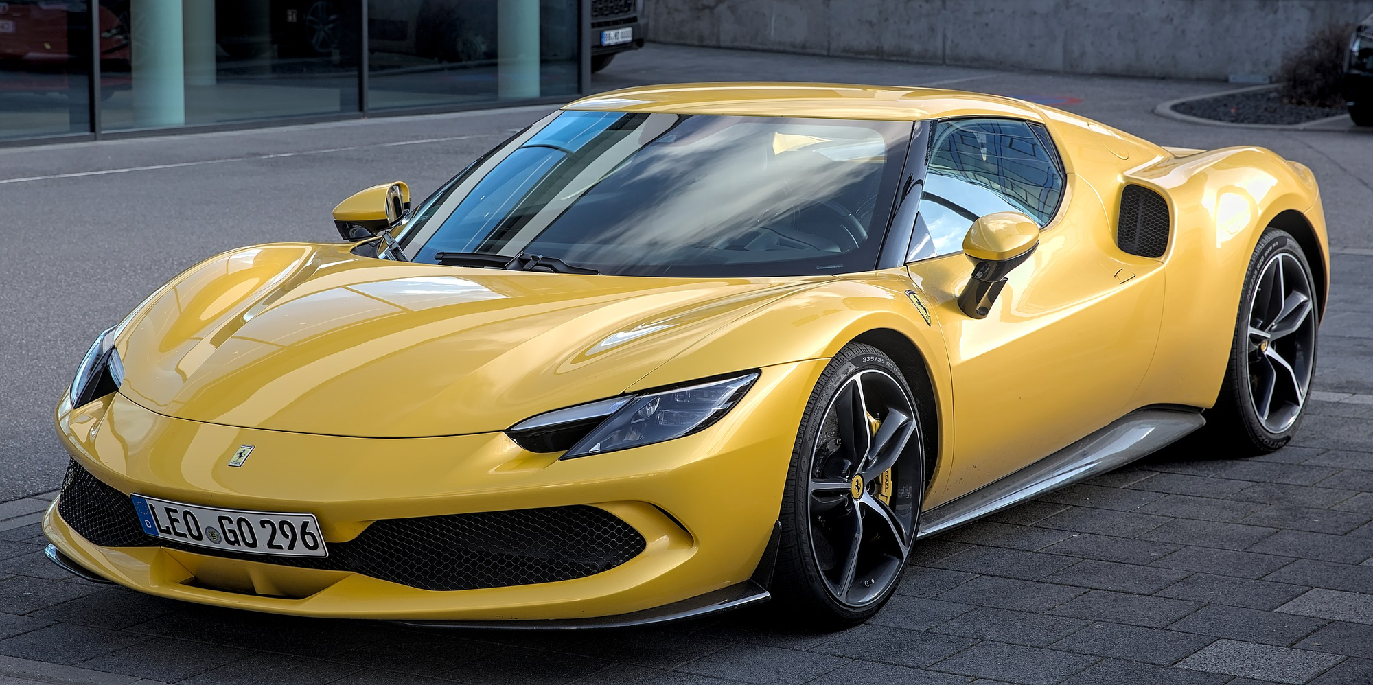 1 phú bà sinh năm 1997 vừa tậu siêu xe gần 20 tỷ đồng đã khiến dân tình xôn xao: Tăng tốc từ 0 lên 100 km/h trong chưa đầy 3 giây, có chế độ thuần điện- Ảnh 2.