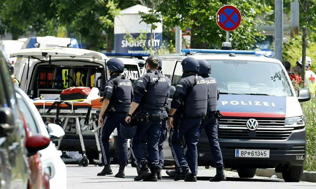 Cảnh sát trên con phố gần ngôi trường xảy ra vụ xả súng ở thành phố Graz, Áo ngày 10/6. Ảnh: AFP