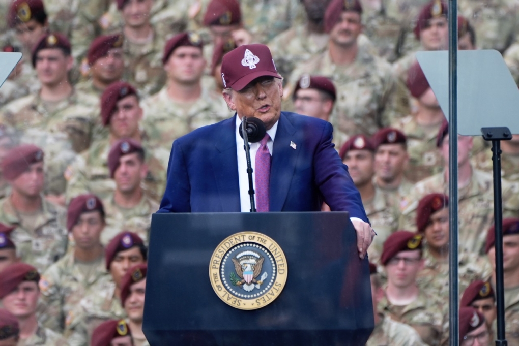 Tổng thống Donald Trump phát biểu tại doanh trại Fort Bragg, bang Bắc Carolina, ngày 10/6. Ảnh: AP