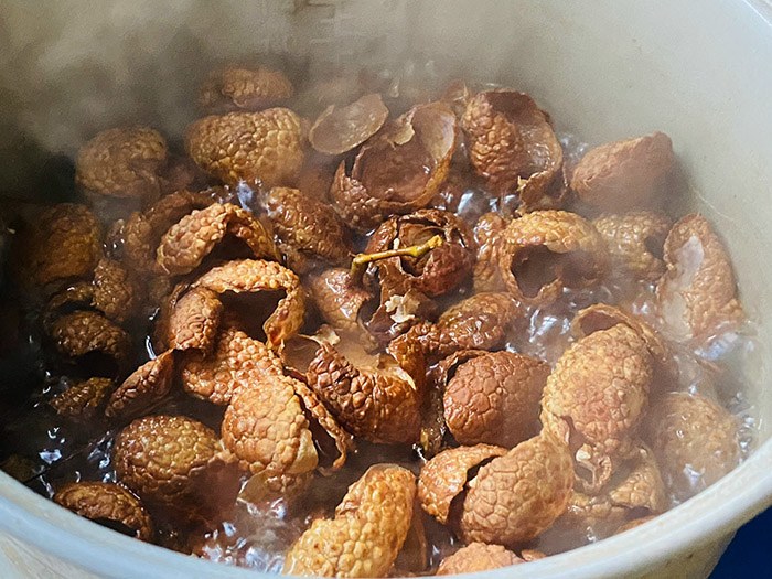 Sử dụng vỏ quả vải nấu nước uống giúp trung hòa tính nhiệt.