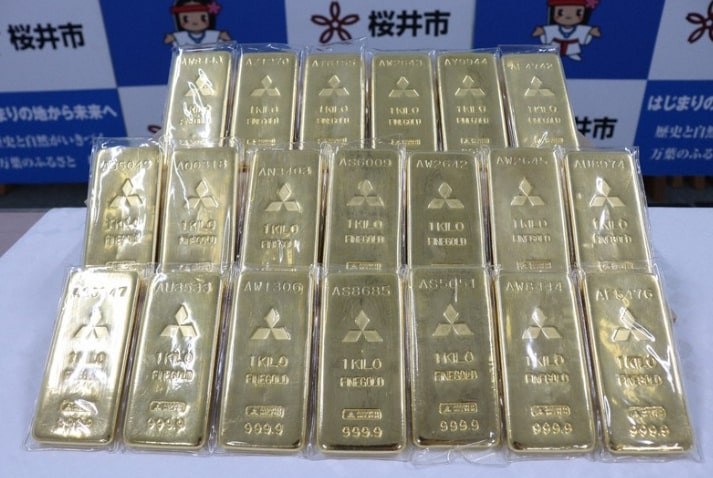 20 thỏi vàng được một cụ ông giấu tên tặng thành phố Sakurai, tỉnh Nara, miền Trung Nhật Bản cải thiện cơ sở vật chất khi xảy ra thiên tai. Ảnh: NHK