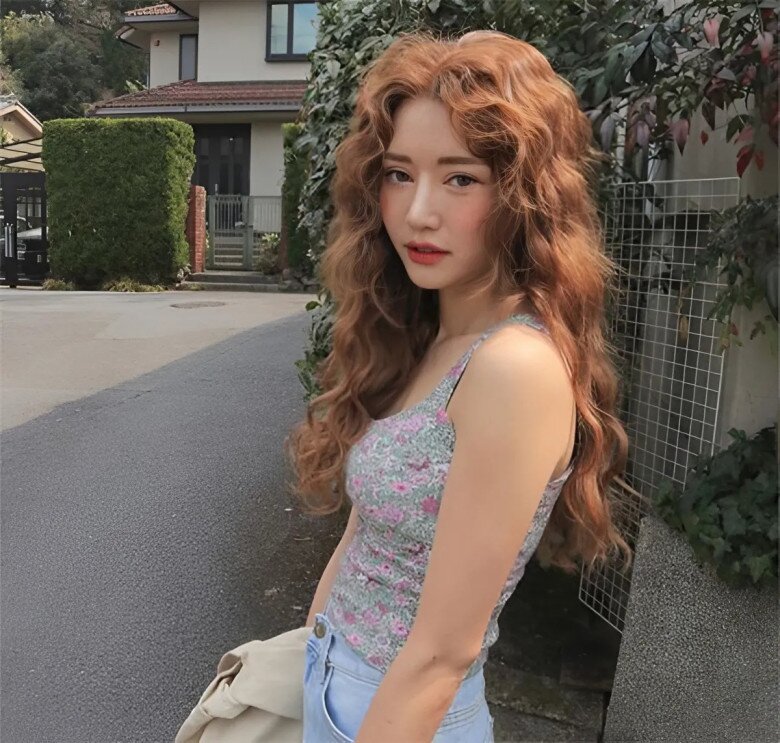 Tóc xoăn: Top 10 kiểu giúp gương mặt thon gọn, tôn ngũ quan hài hòa được yêu thích nhất năm 2025 - 4