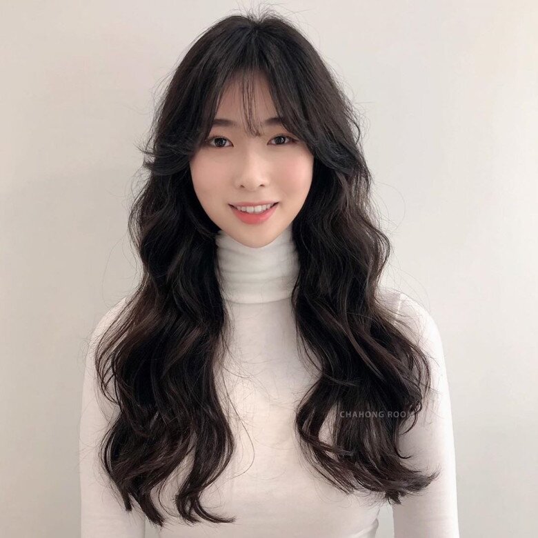 Tóc xoăn: Top 10 kiểu giúp gương mặt thon gọn, tôn ngũ quan hài hòa được yêu thích nhất năm 2025 - 9