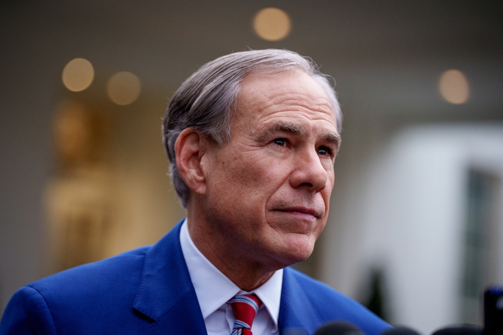 Thống đốc Texas Greg Abbott trả lời báo chí ở thủ đô Washington hồi tháng 2. Ảnh: AFP