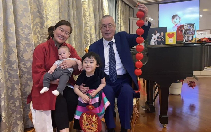 Ông Lưu Thi Côn - Tôn Dĩnh bên hai con. Ảnh: Mp Weekly