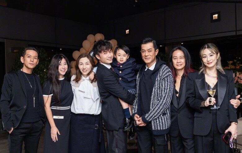 Không quá sành điệu như nhiều mỹ nhân trong showbiz nhưng vợ Cổ Cự Cơ vẫn gây thiện cảm chính nhờ sự giản dị của mình.