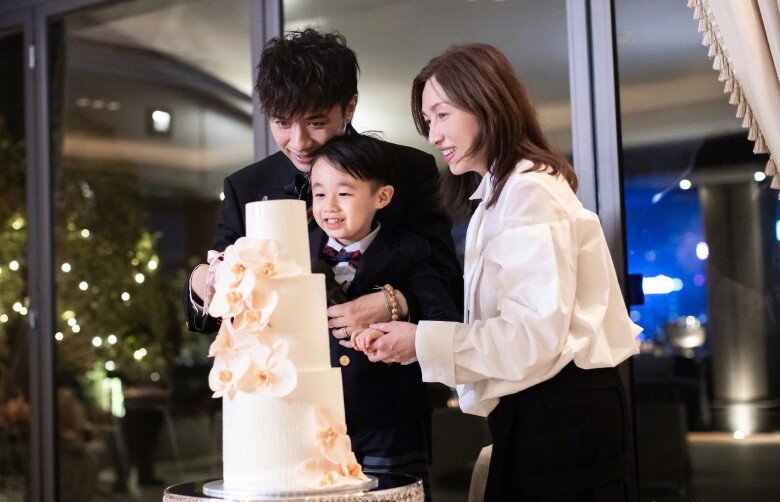 Ở tuổi U60, hiếm ai duy trì được vẻ trẻ trung như Trần Vận Tinh.