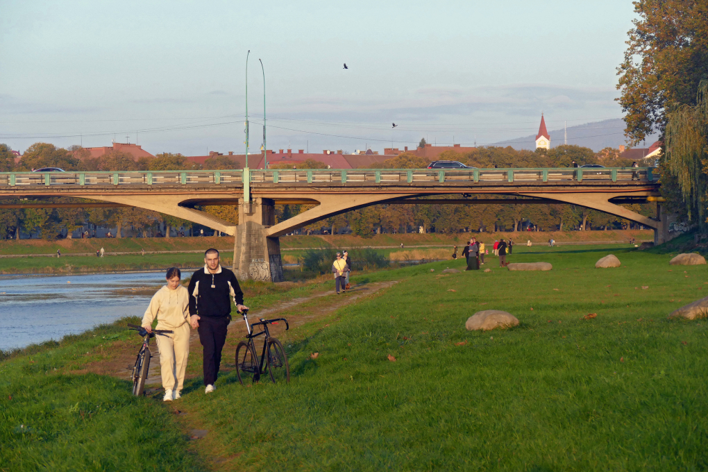 Người dân đi dạo ven sông Uzh ở Uzhhorod, vùng Transcarpathia, Ukraine, hồi tháng 10/2024. Ảnh: AFP