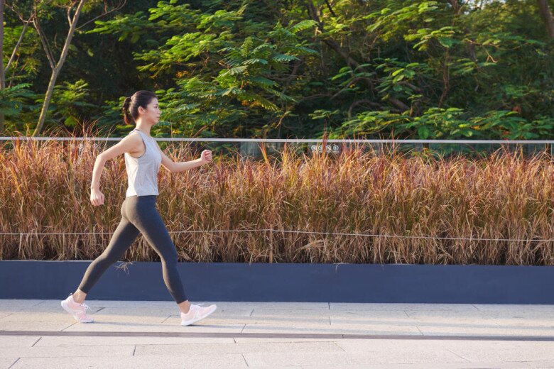 Đi bộ giúp tăng cường sức mạnh chi dưới, giảm đau lưng và cải thiện sức bền.