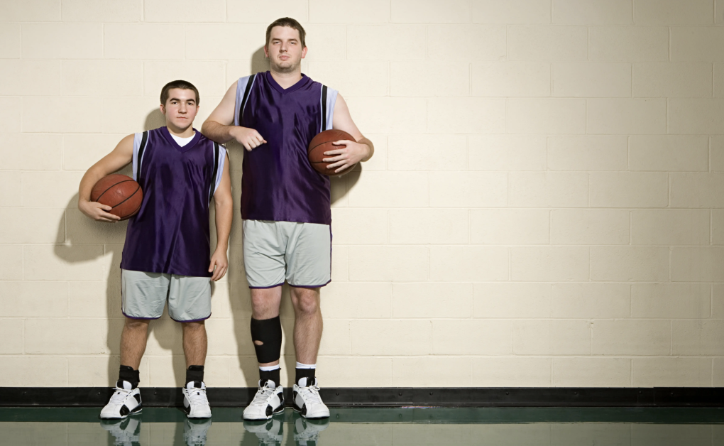 Nghiên cứu cho thấy những người đàn ông thấp bé thường cảm thấy bất an và ghen tị so với người cao hơn mình. Ảnh minh họa: xixinxing/stock.adobe.com