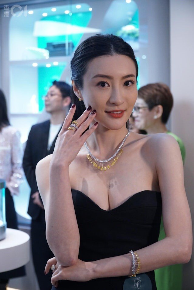 Mỹ nhân được chồng treo thưởng 300 tỷ nếu sinh con nhưng cưới 10 năm vẫn chưa chịu đẻ, U40 vướng ồn ào - 7