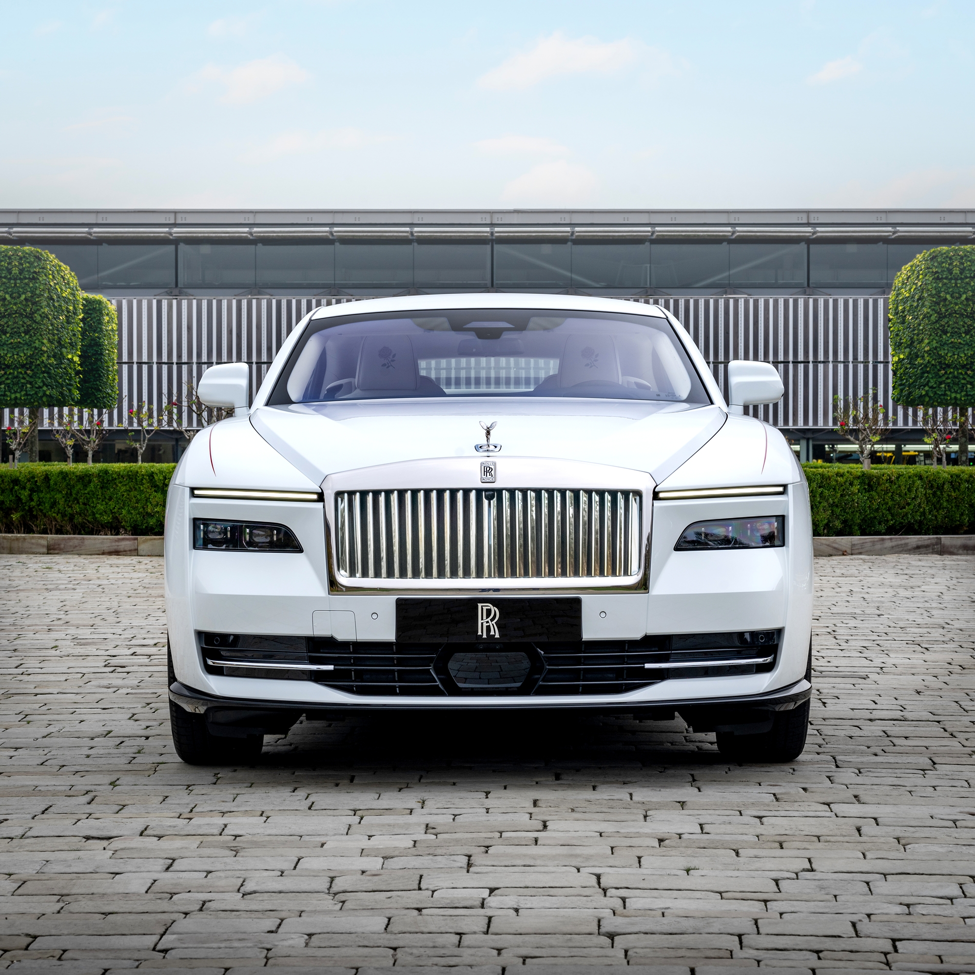 Mẹ tặng con gái Rolls-Royce Spectre hàng thửa với họa tiết hoa hồng thêu bằng kỹ thuật hoàn toàn mới- Ảnh 1.