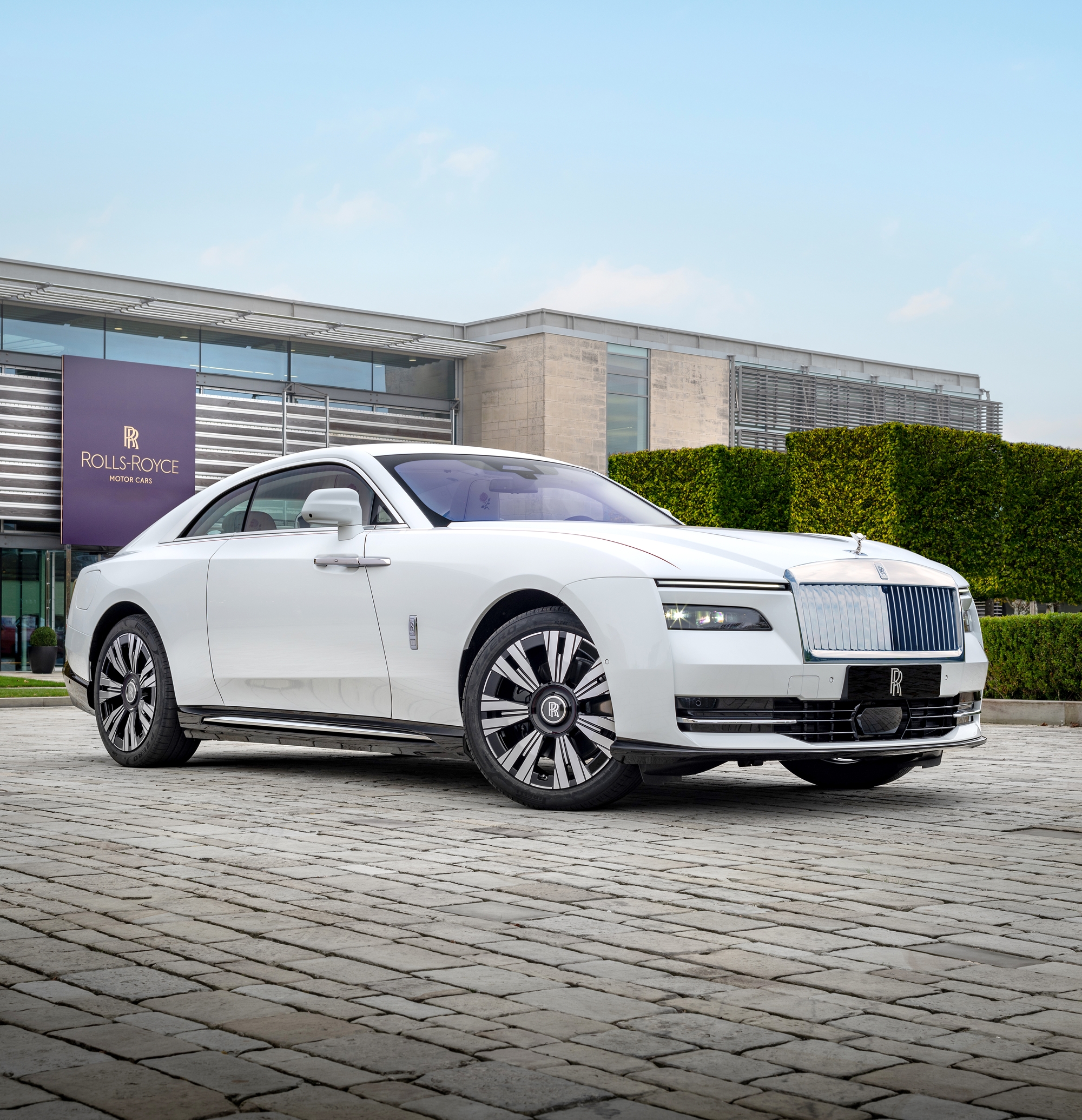 Mẹ tặng con gái Rolls-Royce Spectre hàng thửa với họa tiết hoa hồng thêu bằng kỹ thuật hoàn toàn mới- Ảnh 2.