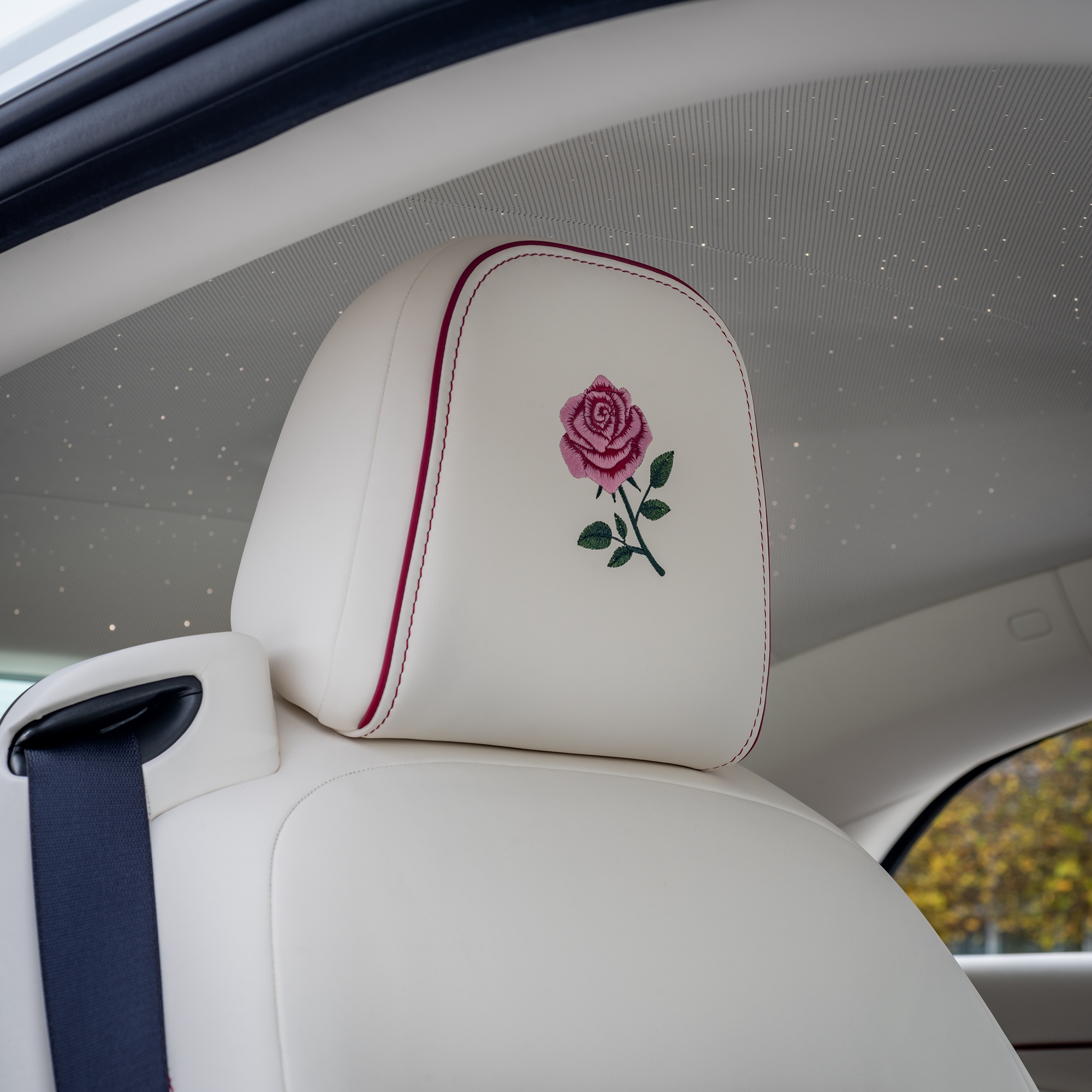 Mẹ tặng con gái Rolls-Royce Spectre hàng thửa với họa tiết hoa hồng thêu bằng kỹ thuật hoàn toàn mới- Ảnh 3.