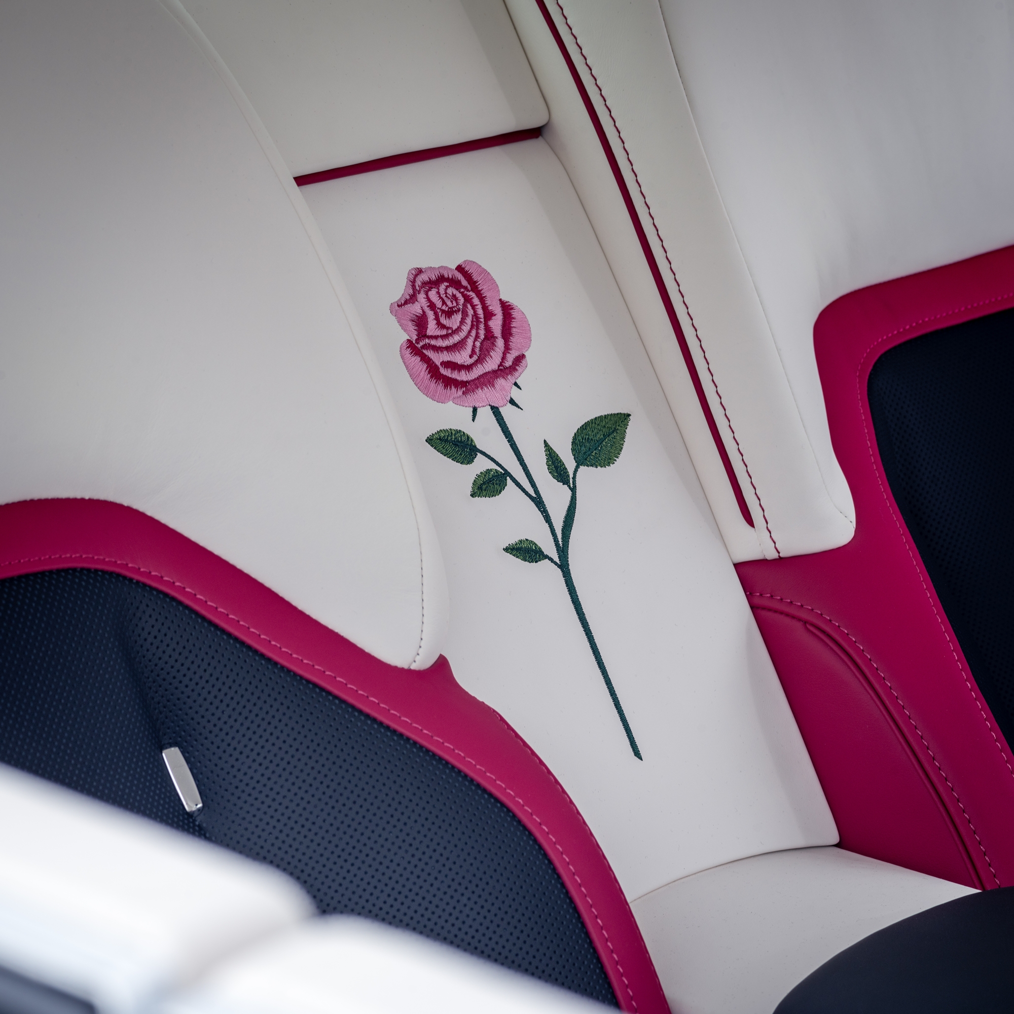 Mẹ tặng con gái Rolls-Royce Spectre hàng thửa với họa tiết hoa hồng thêu bằng kỹ thuật hoàn toàn mới- Ảnh 4.