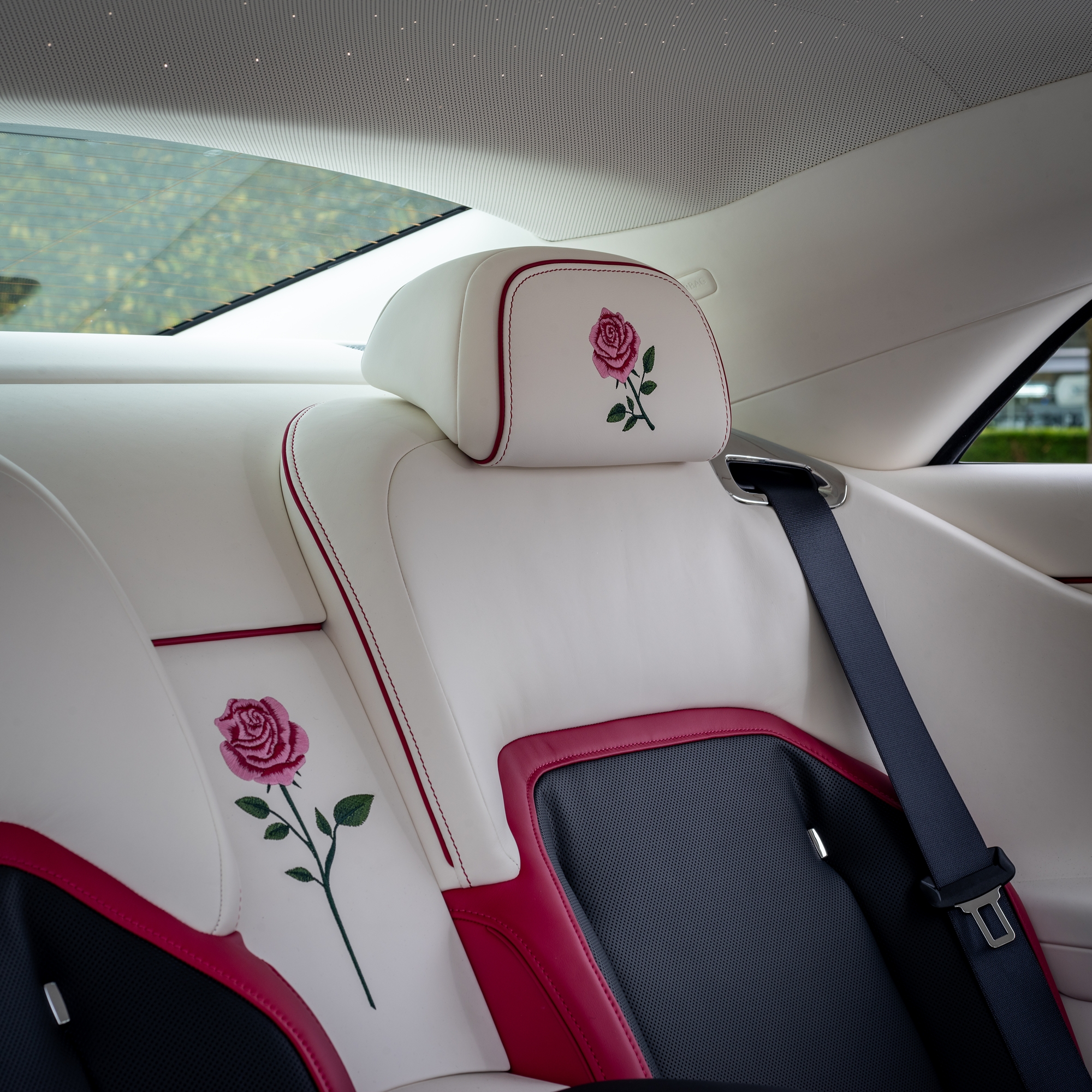 Mẹ tặng con gái Rolls-Royce Spectre hàng thửa với họa tiết hoa hồng thêu bằng kỹ thuật hoàn toàn mới- Ảnh 5.