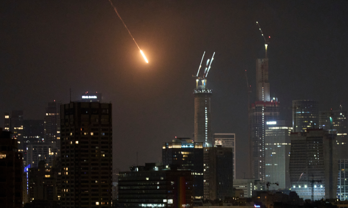 Tên lửa đạn đạo Iran lao xuống thành phố Tel Aviv rạng sáng 14/6. Ảnh: AP