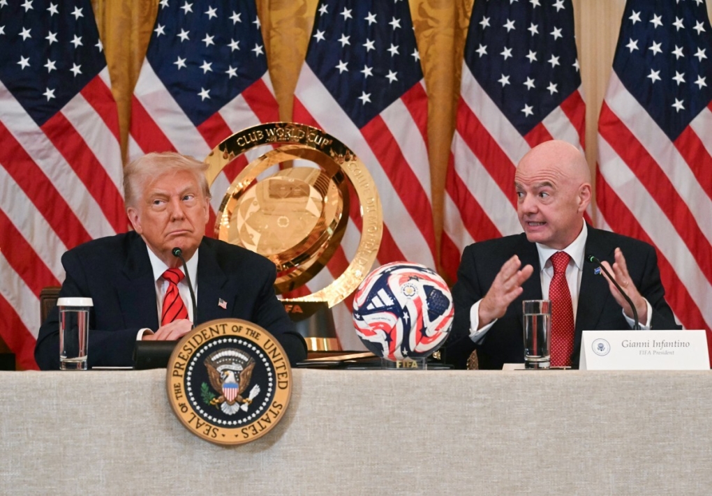 Tổng thống Donald Trump (trái) và Chủ tịch FIFA Gianni Infantino tại Nhà Trắng ngày 6/5. Ảnh: AFP