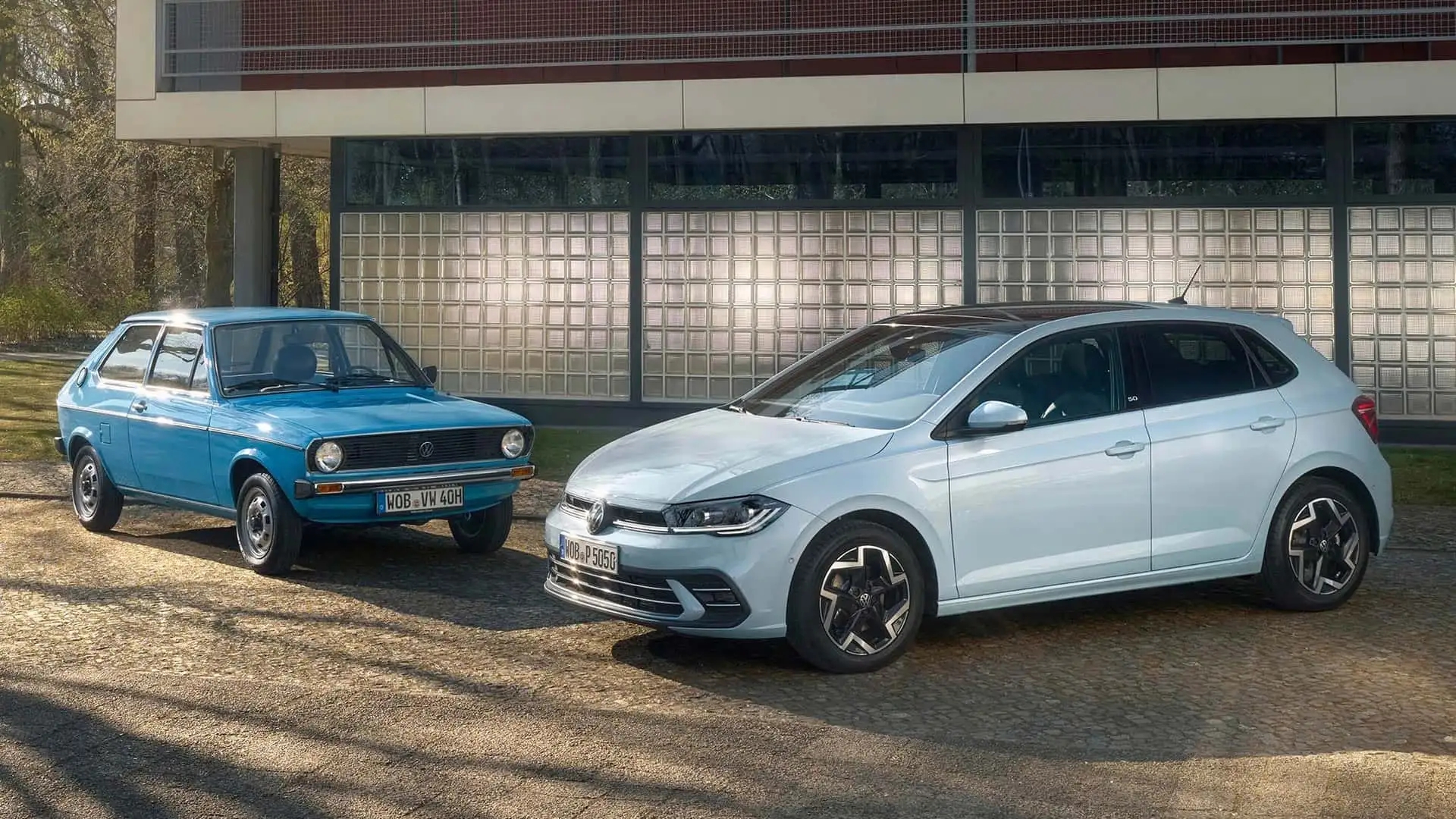 VW Polo bản đặc biệt giá đắt hơn 'Mẹc': Quy đổi 850 triệu đồng, có cửa nóc toàn cảnh, máy chỉ 94 mã lực, số sàn- Ảnh 2.