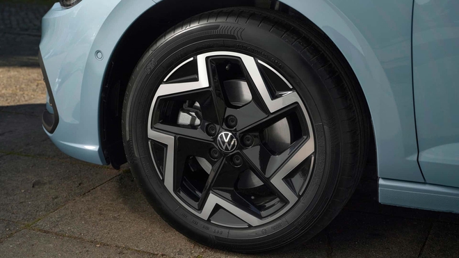 VW Polo bản đặc biệt giá đắt hơn 'Mẹc': Quy đổi 850 triệu đồng, có cửa nóc toàn cảnh, máy chỉ 94 mã lực, số sàn- Ảnh 4.