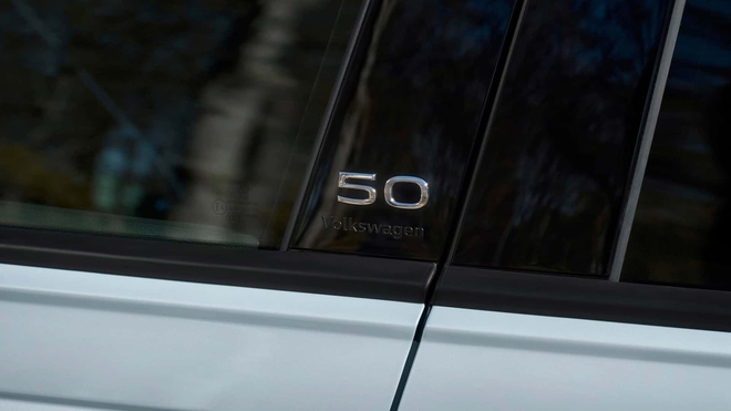 VW Polo bản đặc biệt giá đắt hơn 'Mẹc': Quy đổi 850 triệu đồng, có cửa nóc toàn cảnh, máy chỉ 94 mã lực, số sàn- Ảnh 5.