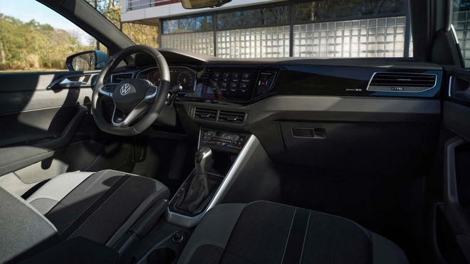 VW Polo bản đặc biệt giá đắt hơn 'Mẹc': Quy đổi 850 triệu đồng, có cửa nóc toàn cảnh, máy chỉ 94 mã lực, số sàn- Ảnh 6.