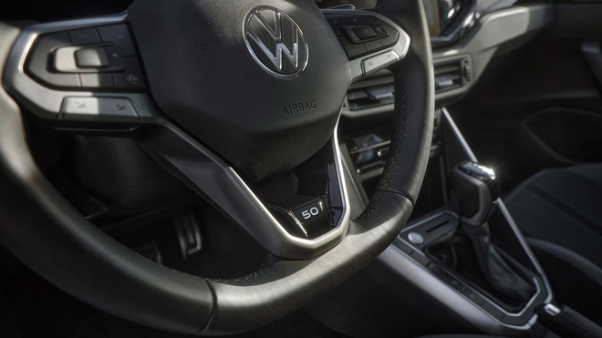VW Polo bản đặc biệt giá đắt hơn 'Mẹc': Quy đổi 850 triệu đồng, có cửa nóc toàn cảnh, máy chỉ 94 mã lực, số sàn- Ảnh 7.