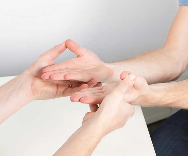 Một số dấu hiệu ở tay có thể là cảnh báo phổi đang có vấn đề. (Ảnh minh hoạ).